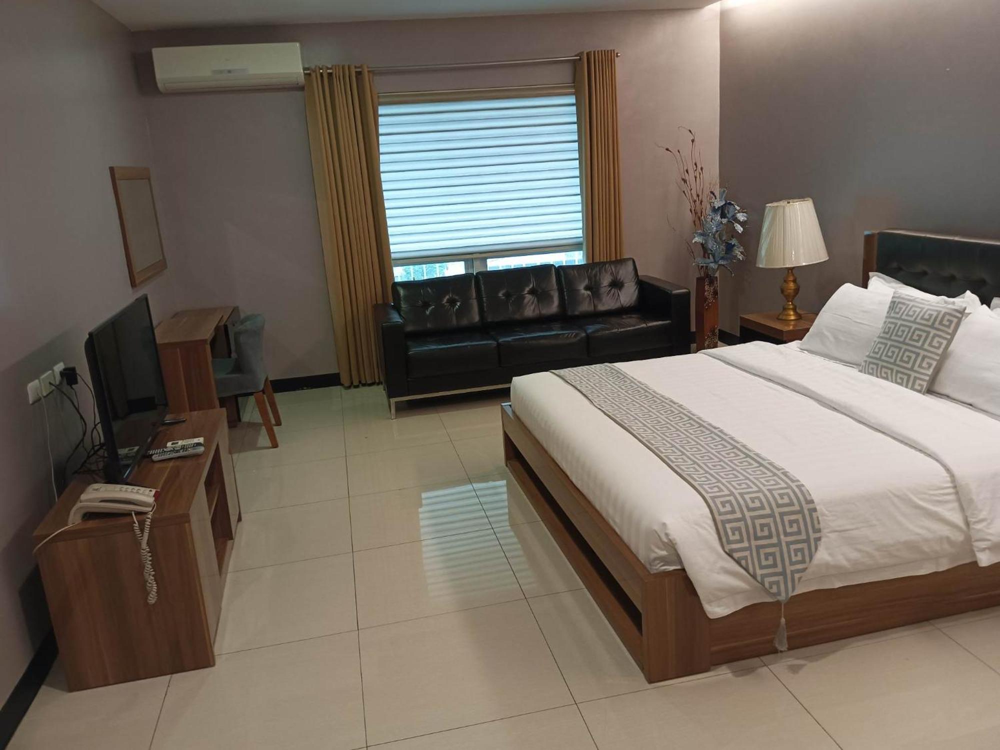 Ybc Grand Hotel Olongapo Room photo